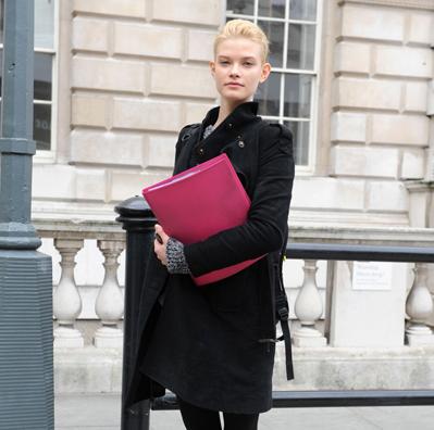 Τι φοράνε τα μοντέλα όταν σχολάσουν